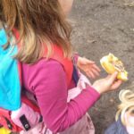 Als Belohnung gibt es leckere Frikadellenbrötchen.